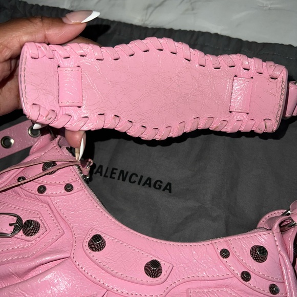 BALENCIAGA La Cagole Shoulder Bag from the Spring/Summer 2022 Collection - Picture 7 of 10